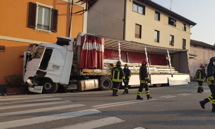 Paura lungo la Provinciale: camion esce di strada e si schianta contro una casa