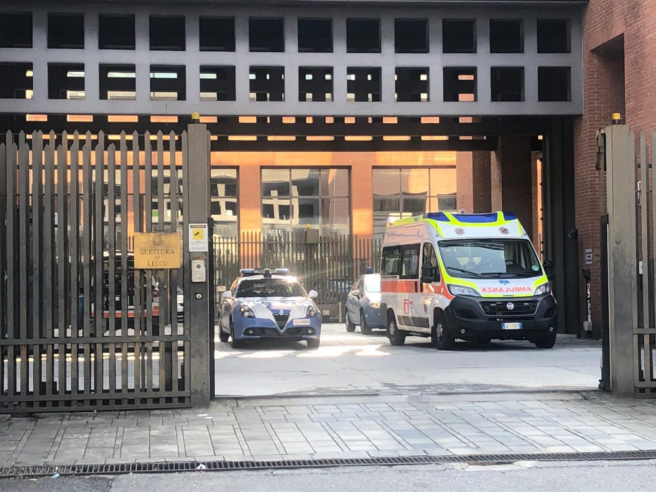 Dà in escandescenze, ferisce due agente e tenta di farsi del male in Questura, maxi intervento di sanitari e poliziotti