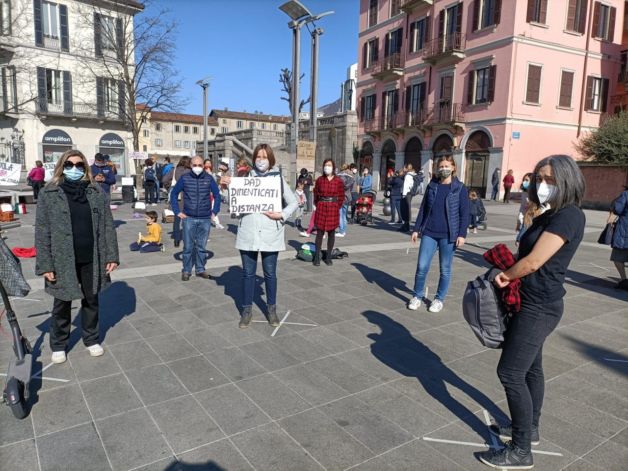“Priorità alla scuola”: genitori, insegnanti e ragazzi presidiano piazza Cermenati