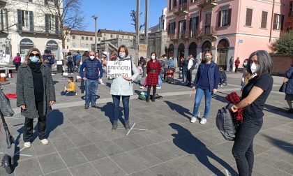 "Priorità alla scuola": genitori, insegnanti e ragazzi presidiano piazza Cermenati