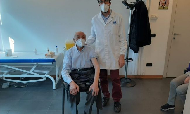 Vaccini anti Covid al Cab: la prima dose somministrata a un 96enne