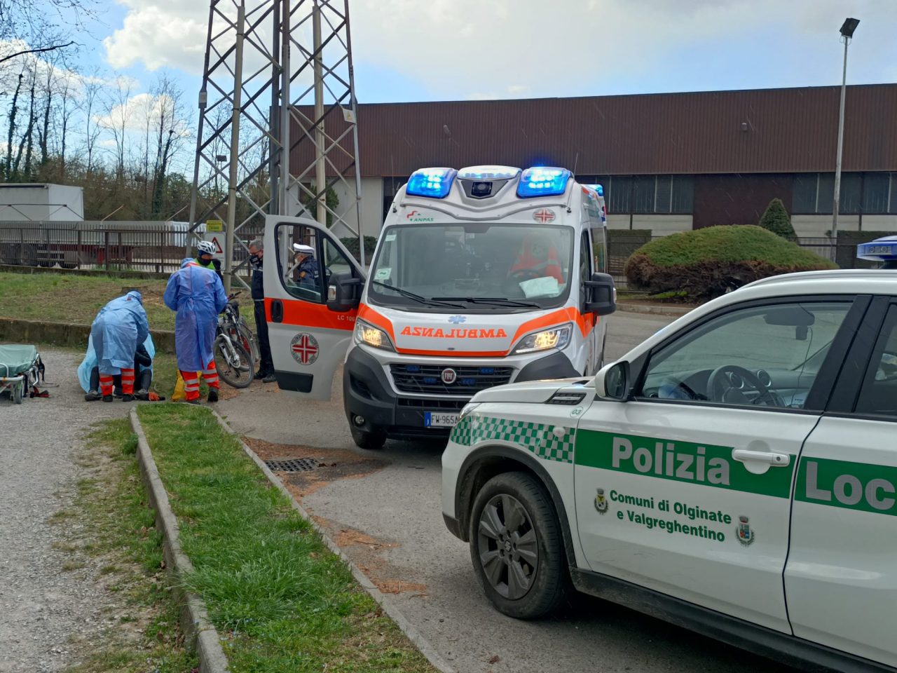 Cade in bici e picchia la testa contro un palo di ferro