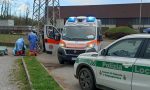 Cade in bici e picchia la testa contro un palo di ferro