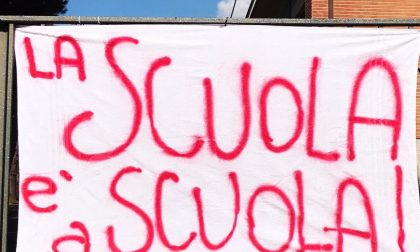 “La scuola è a scuola”: un messaggio di protesta contro la didattica a distanza