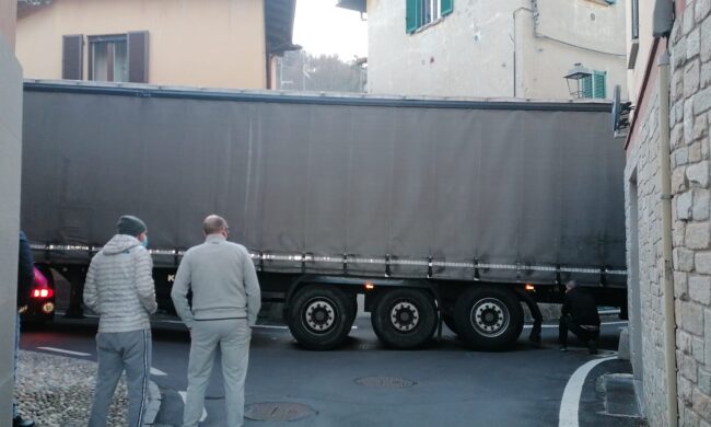 Camion incastrato, il video delle operazioni di rimozione