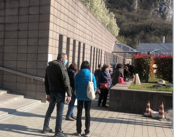 Corsa (a ostacoli) al vaccino: insegnanti in fila al Manzoni