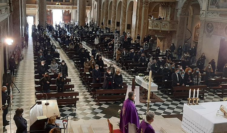 Struggente addio a Beatrice, il papà: “Verrà la morte e avrà i tuoi occhi. Se avrà i tuoi in quell’ora, non avrò paura”