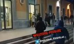 Aggressione a bastonate in stazione a Lecco: identificati i due giovani immortalati nel video diventato virale