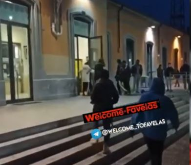 Aggressione a bastonate in stazione a Lecco: identificati i due giovani immortalati nel video diventato virale