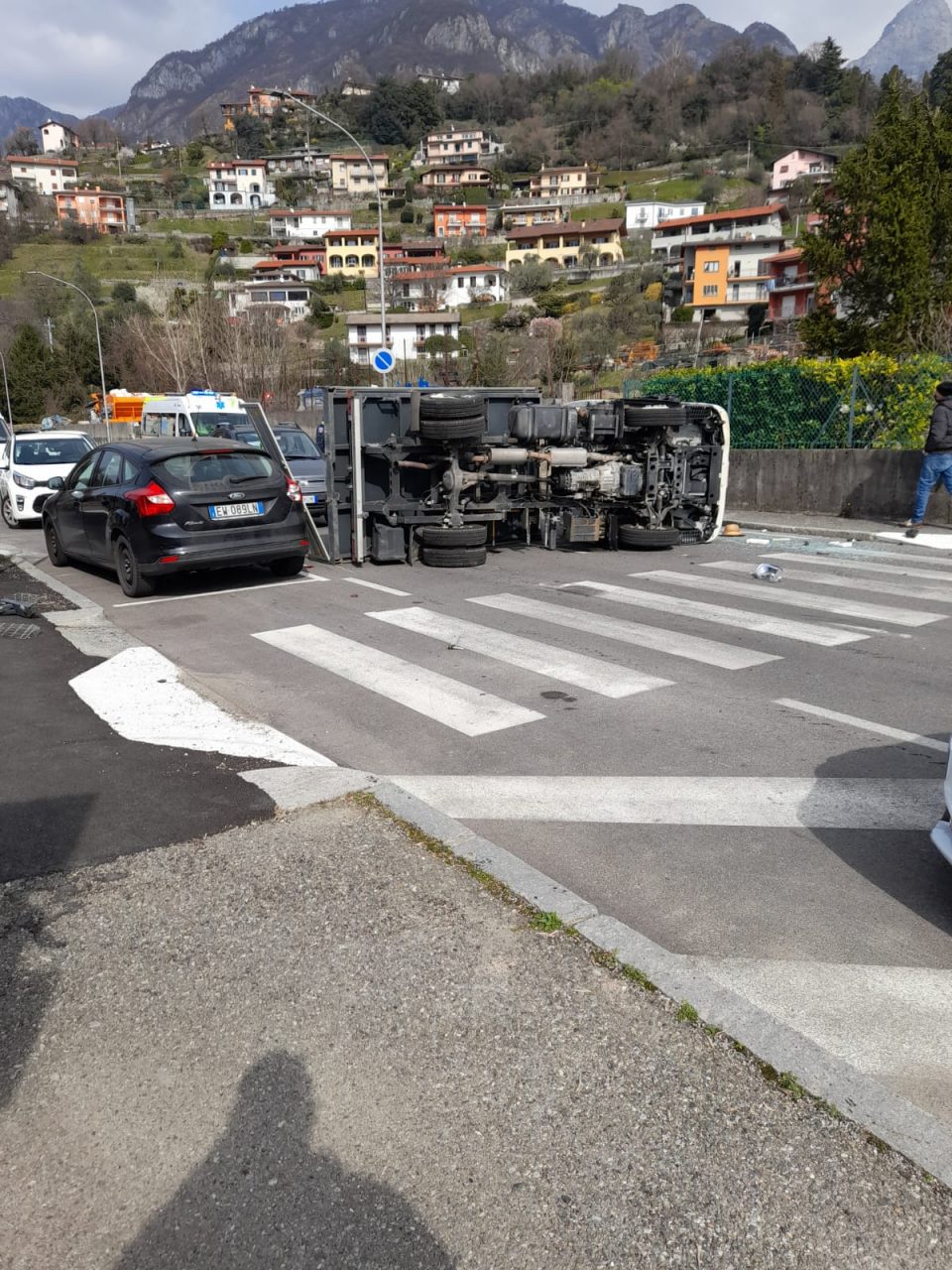 Mandello, scontro tra auto e furgoncino che finisce ribaltato