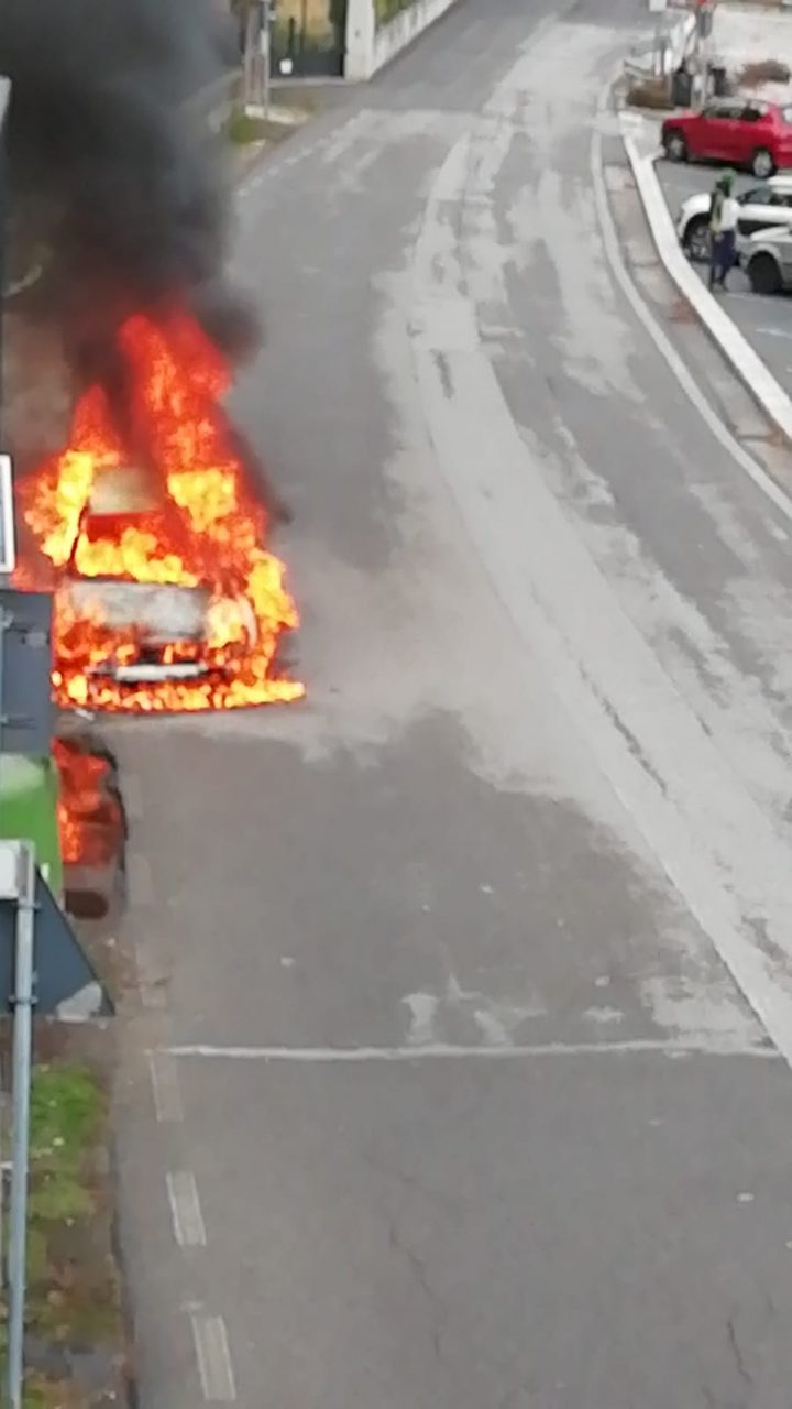 Un’auto carbonizzata, per domare le fiamme ci è voluta un’ora