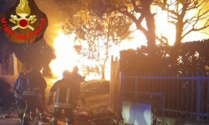 Ancora una notte di fuoco: intervento di 4 ore dei pompieri per domare un incendio a Galbiate. Due intossicati