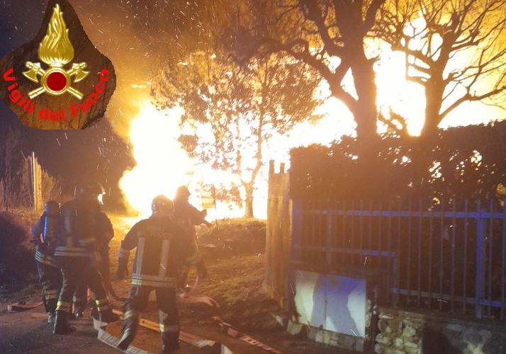 Ancora una notte di fuoco: intervento di 4 ore dei pompieri per domare un incendio a Galbiate. Due intossicati