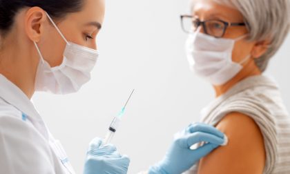 Vaccino over 70 Lombardia: quando e come funziona la prenotazione