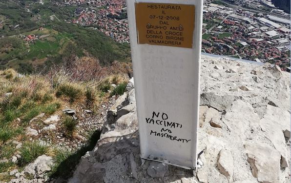 Scritte no vax: oltraggiata anche la croce del Corno Birone. Rusconi presenta denuncia