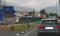 Camion bloccato alla rotonda: traffico in tilt