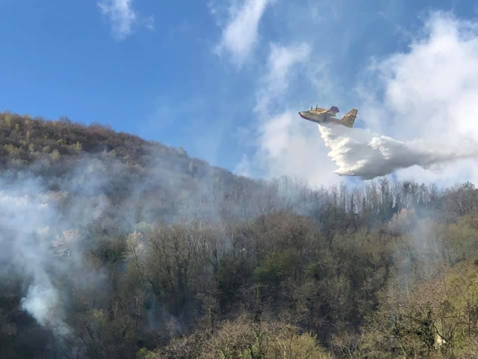 Incendio in Alto Lago: Vigili del Fuoco in azione
