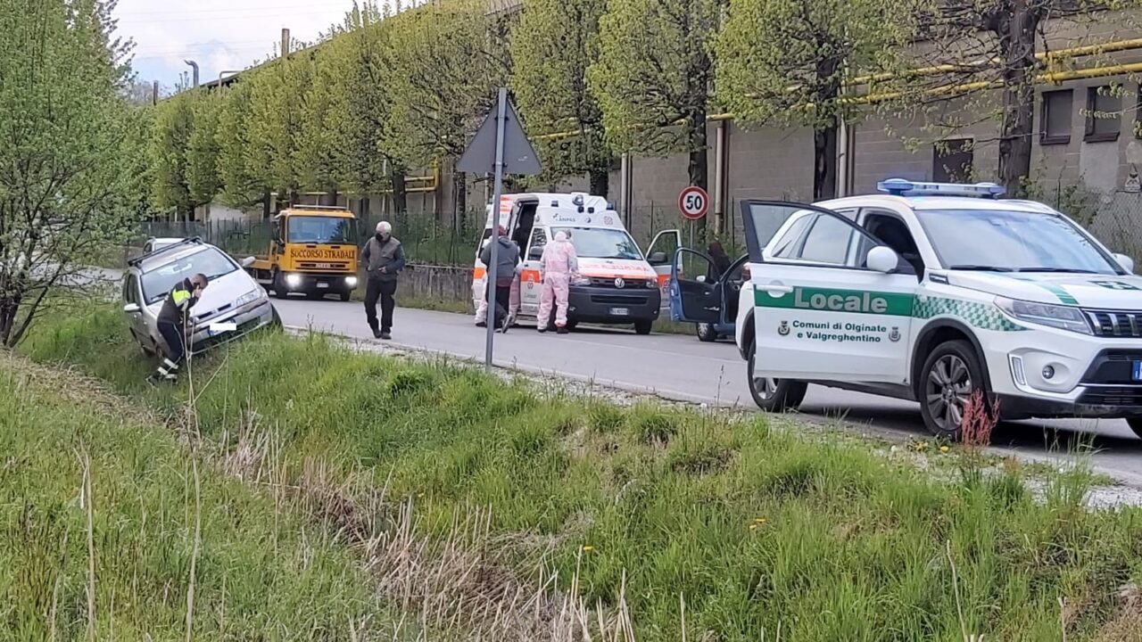 Esce di strada e finisce con l’auto nel fosso