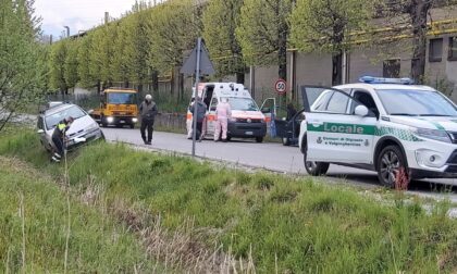 Esce di strada e finisce con l'auto nel fosso