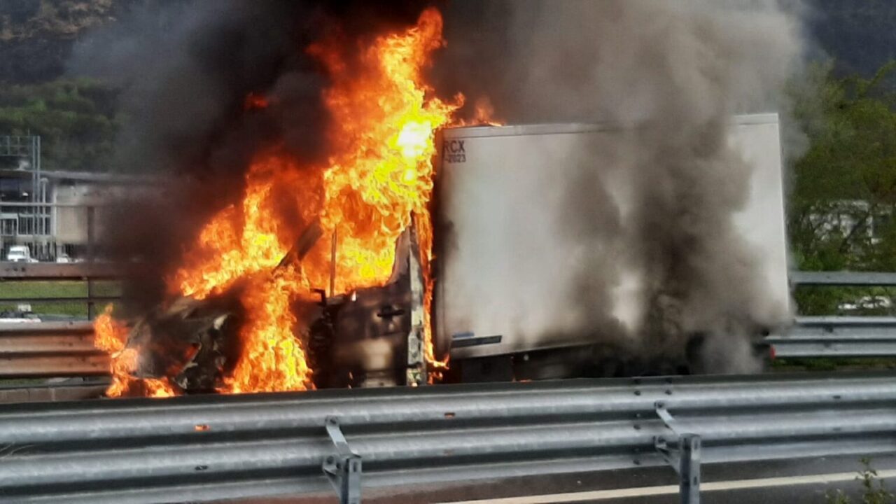 Furgone avvolto dalle fiamme al Trivio, le impressionanti immagini