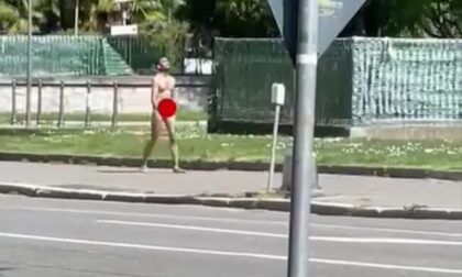 Uomo gira nudo per la città, interviene la Polizia