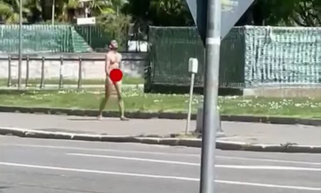 Uomo gira nudo per la città, interviene la Polizia