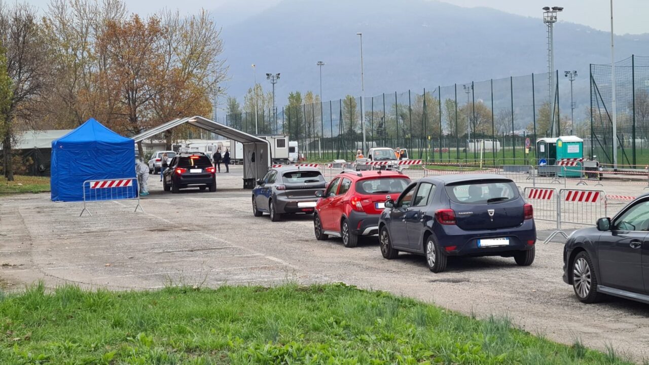 Sono tornati sui banchi anche i ragazzi delle superiori ma il drive through del Bione  è chiuso. Tamponi all’ospedale Manzoni