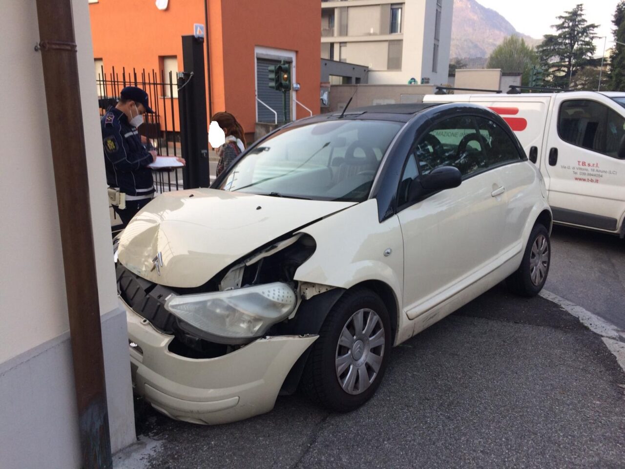 Scontro al semaforo: auto si schianta contro il muro