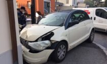 Scontro al semaforo: auto si schianta contro il muro