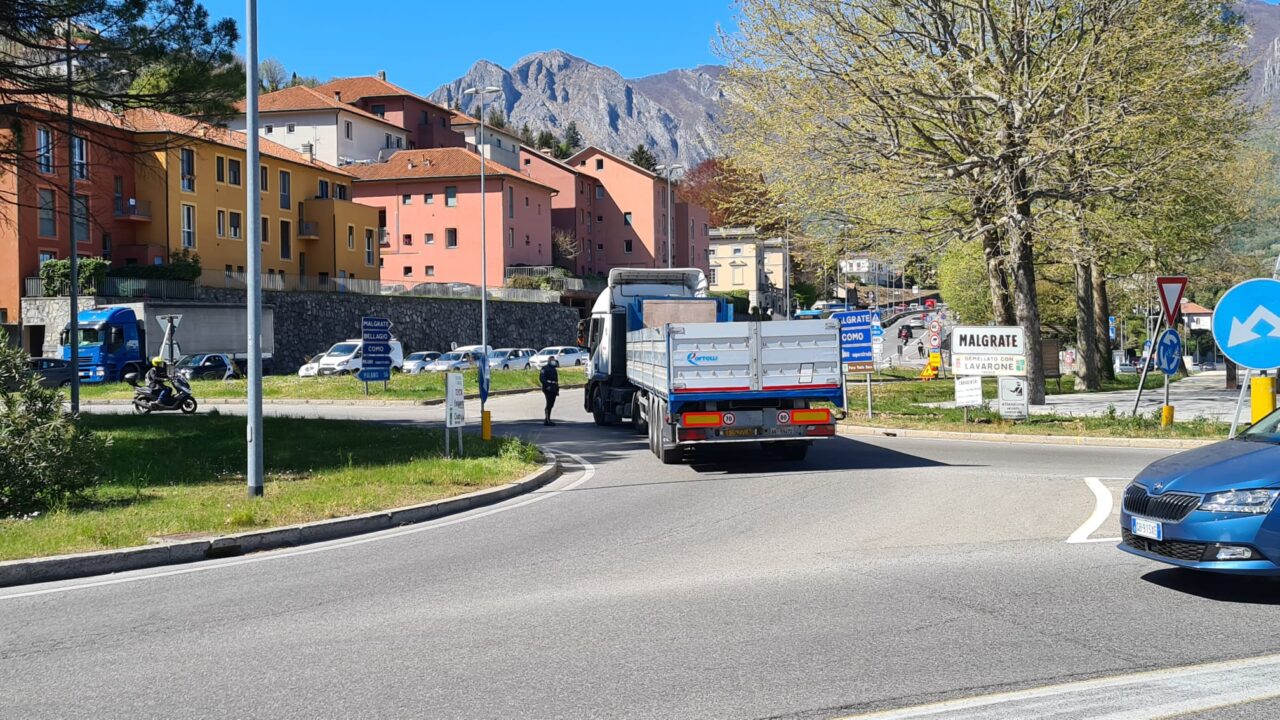 Camion bloccato alla rotonda: città paralizzata