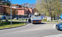 Camion bloccato alla rotonda: città paralizzata