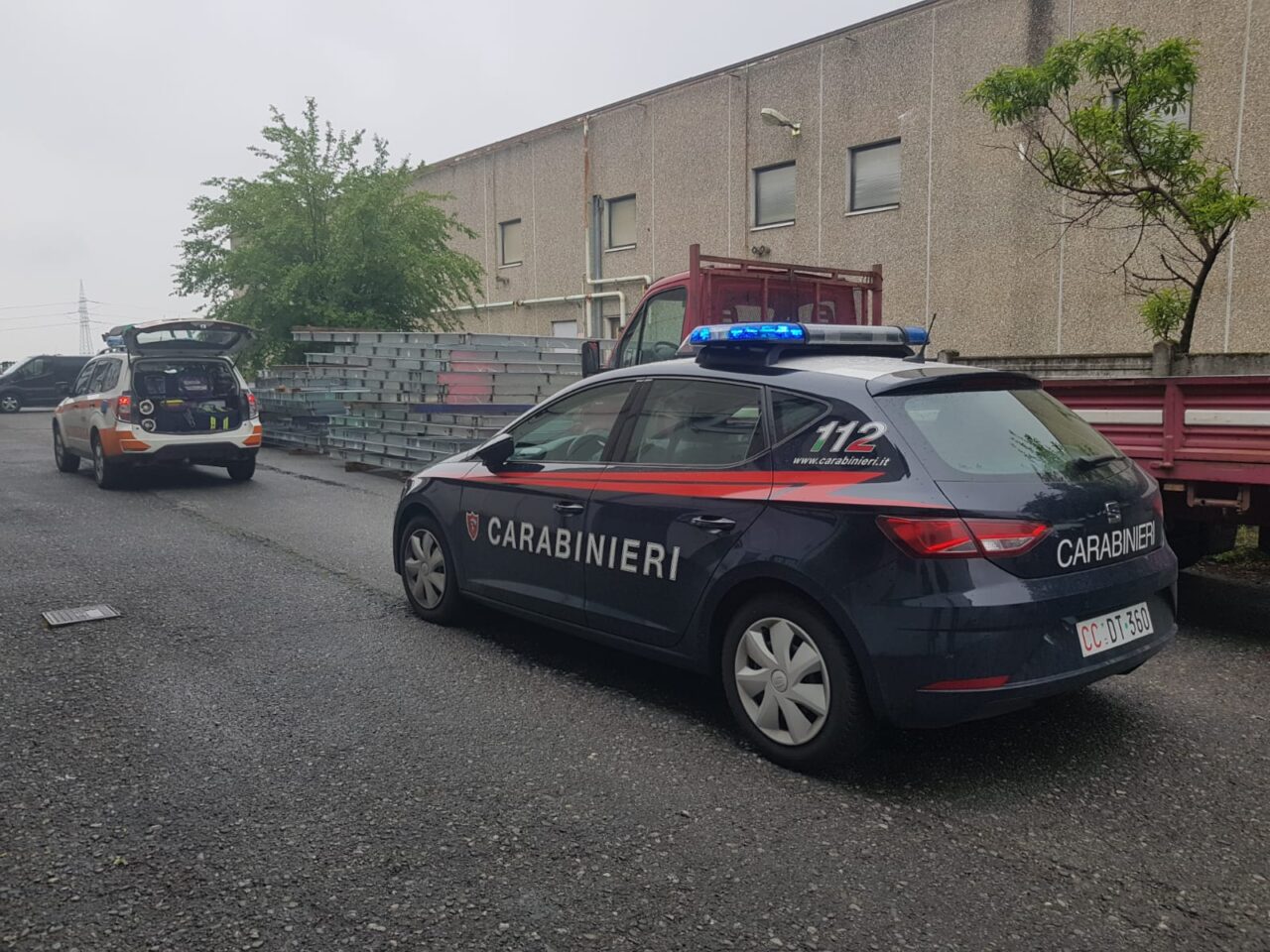 Incidente sul lavoro: autista scivola dal cassone camion e picchia la testa
