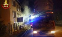 Terribile incendio in una palazzina: i Vigili del fuoco salvano un uomo dalle fiamme