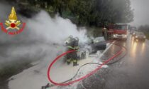 Intervento dei Vigili del Fuoco per un'auto in fiamme allo svincolo della Statale 36