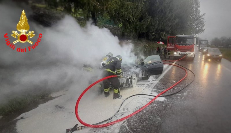 Intervento dei Vigili del Fuoco per un’auto in fiamme allo svincolo della Statale 36