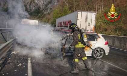 Auto a fuoco sulla Lecco Ballabio dopo lo scontro con un furgone