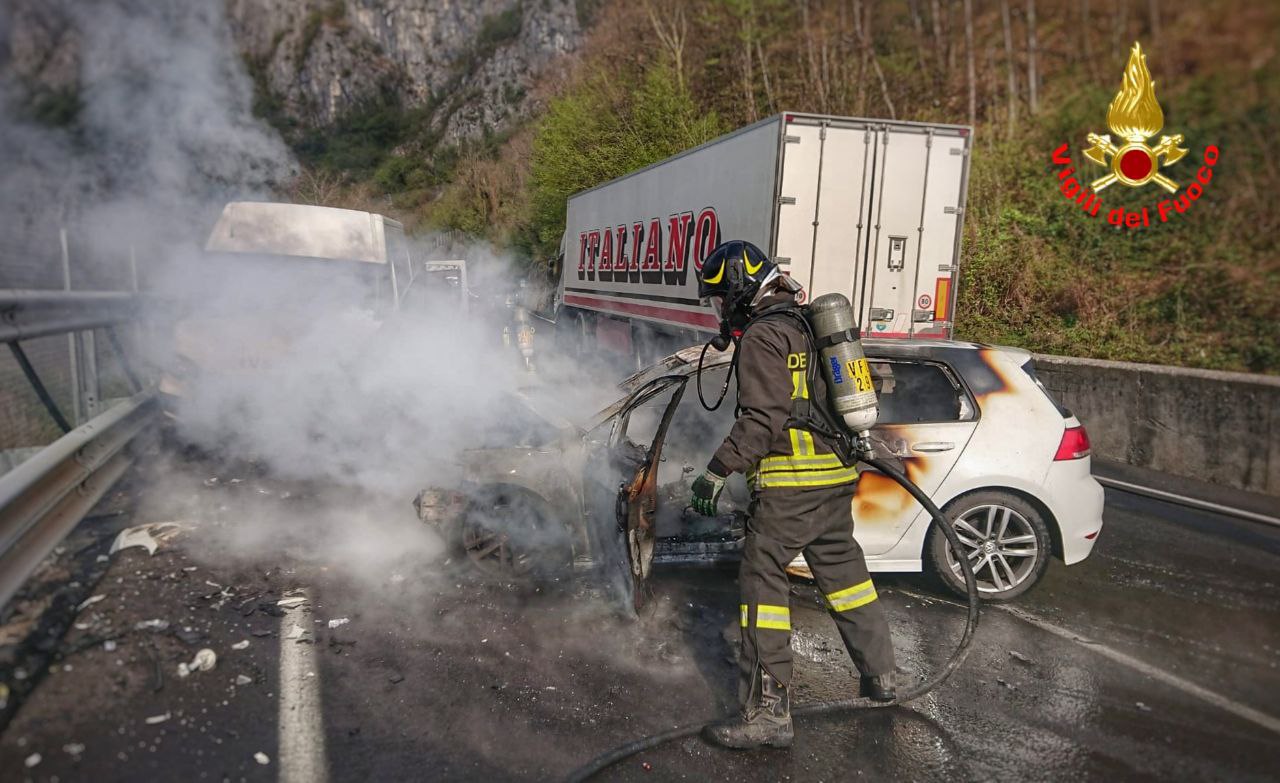 Auto a fuoco sulla Lecco Ballabio dopo lo scontro con un furgone