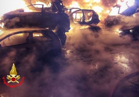Devastante incendio in un deposito di auto, le impressionanti immagini