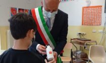 Borracce per tutti i bambini delle scuole di Lecco. Le prime consegnate alla classe di Giosué, il bimbo che aveva scritto al sindaco