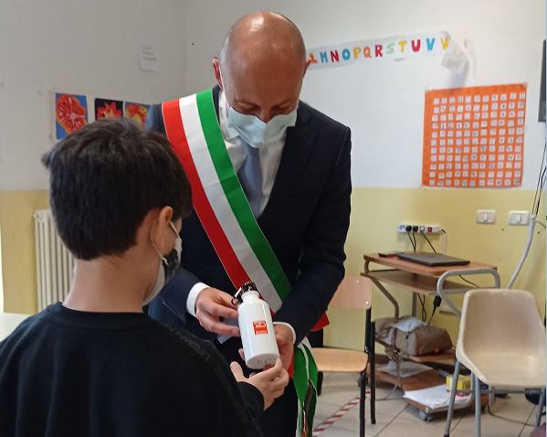 Borracce per tutti i bambini delle scuole di Lecco. Le prime consegnate alla classe di Giosué, il bimbo che aveva scritto al sindaco