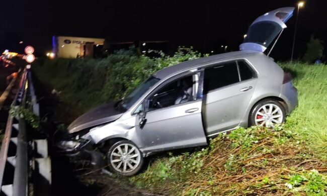 Perde il controllo dell’auto e rischia di piombare sulla Statale 36: 25enne miracolato