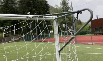 Vandali in azione al campo, il Comune corre ai ripari: "Multa di 100 euro a chi verrà sorpreso a giocare senza aver prenotato"