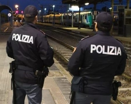 Minacce ai ferrovieri e insulti a fondo sessista alla capotreno: nei guai otto giovani