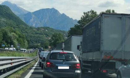 Chiuso il tunnel del Barro: traffico in tilt nel Lecchese da ore, le immagini delle code infinite