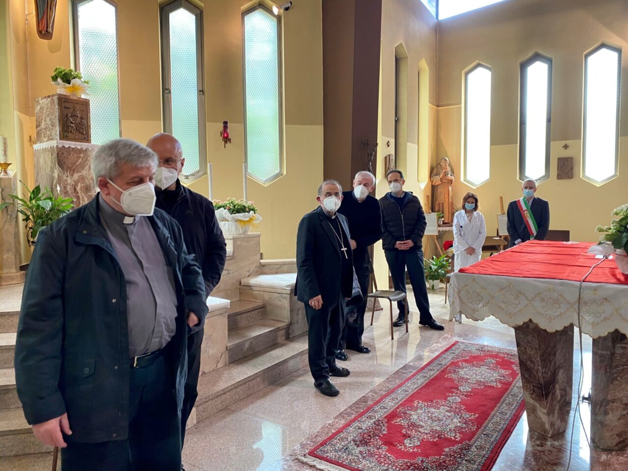 Monsignor Delpini incontra i lavoratori del Mandic e celebra la messa nella cappella dell’ospedale