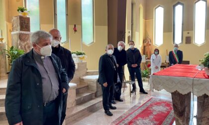 Monsignor Delpini incontra i lavoratori del Mandic e celebra la messa nella cappella dell'ospedale