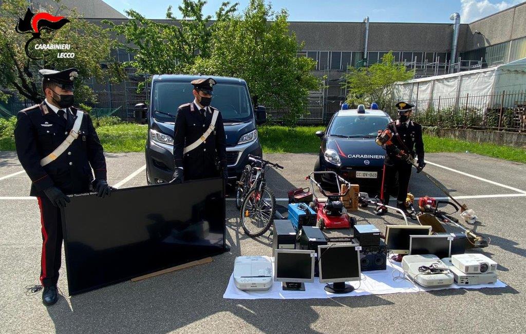 Arrestato per spaccio: in casa sua i Carabinieri trovano anche  materiale rubato nelle scuole