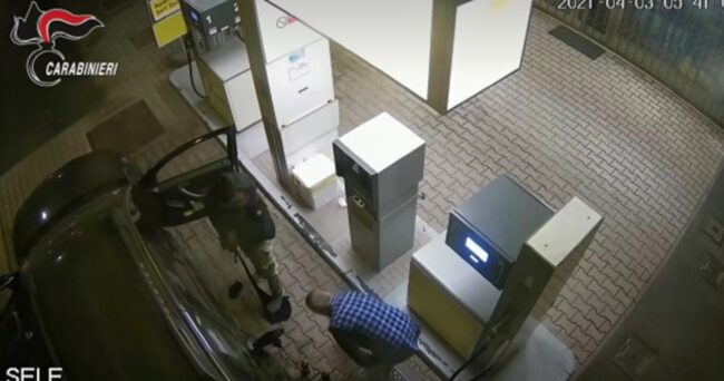 Molotov contro il centro vaccinale di Brescia: in carcere due no vax accusati di terrorismo