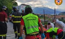 Cade per una trentina di metri mentre fa dei lavori nel bosco