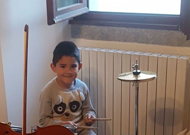 Toccante lettera della scuola per il bambino volato in cielo: “Gioele ti abbiamo voluto, ti vogliamo e ti vorremo sempre bene”